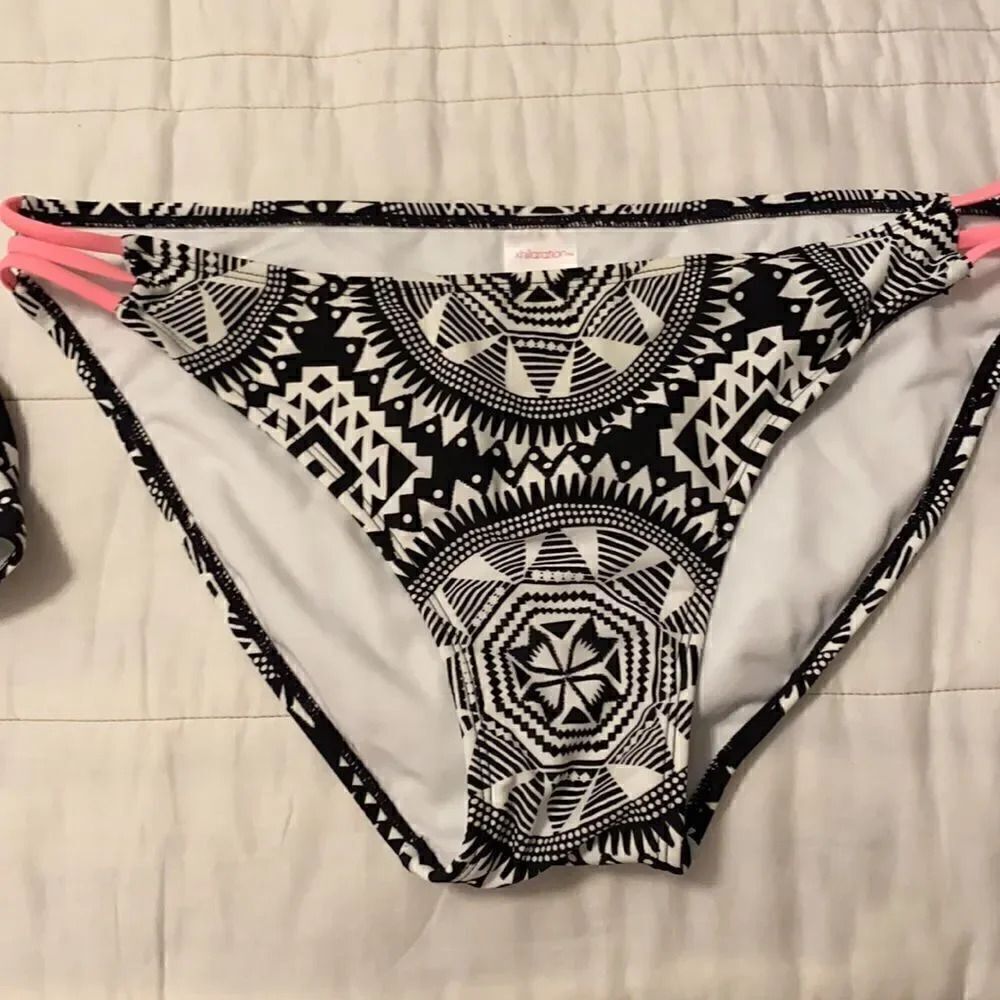 Bikini - Picture 2 of 3